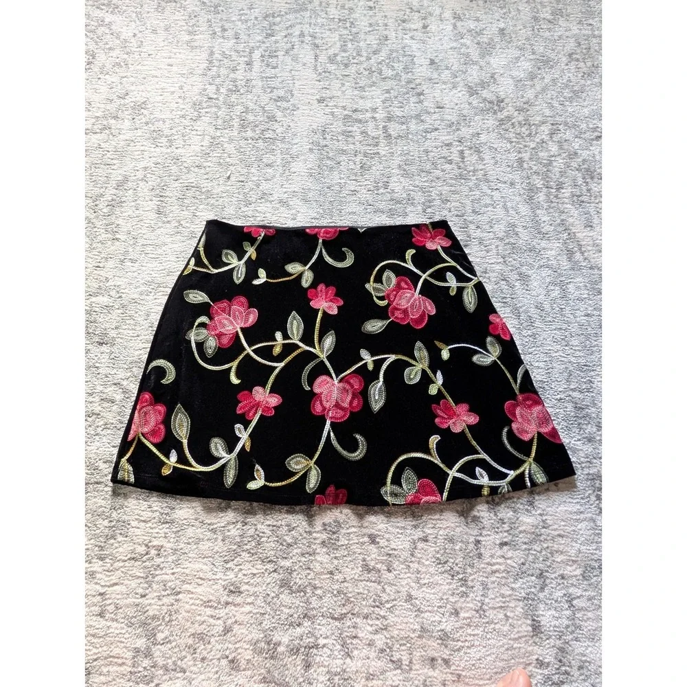 Trixxi‎ Black Pink Floral Embroidered Velvet Mini Skirt Whimsigoth Juniors Large
